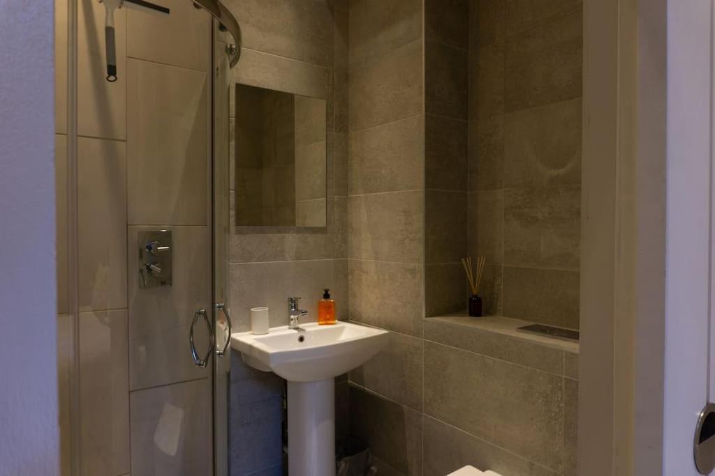 Spacious Apartment In City Centre - Free Parking Nottingham Buitenkant foto