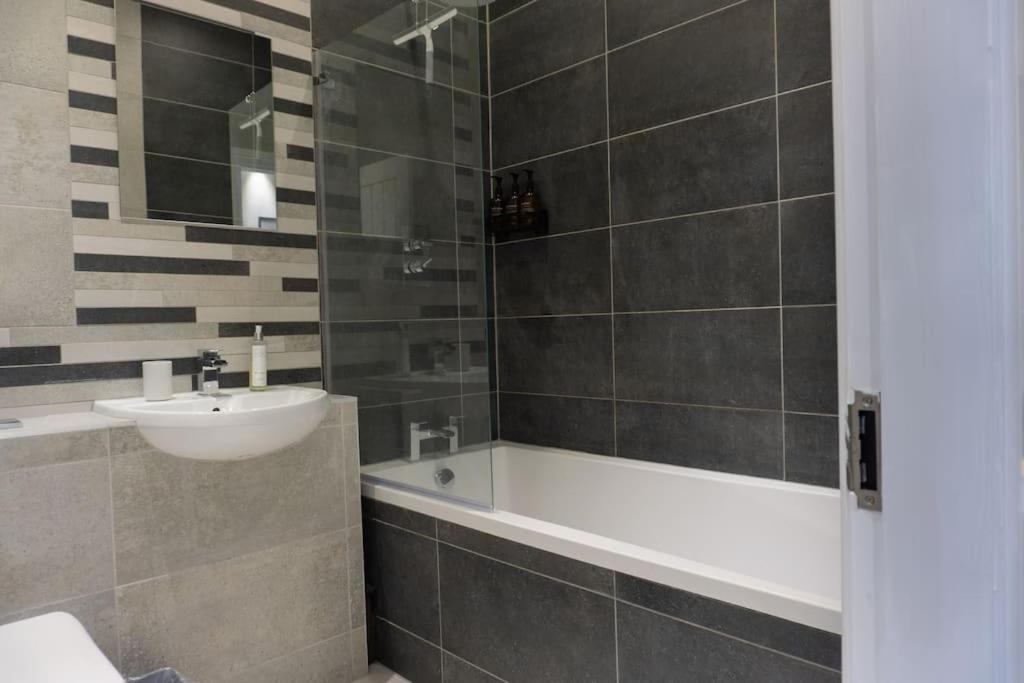 Spacious Apartment In City Centre - Free Parking Nottingham Buitenkant foto
